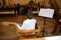 /album/fotogaleria/mateo-guitarra-espalda-jpg/